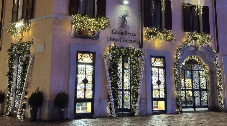 Abbiamo rinnovato il nostro negozio, vieni a scoprire le novit&agrave; e fatti un selfie con le nostre luci di Natale!